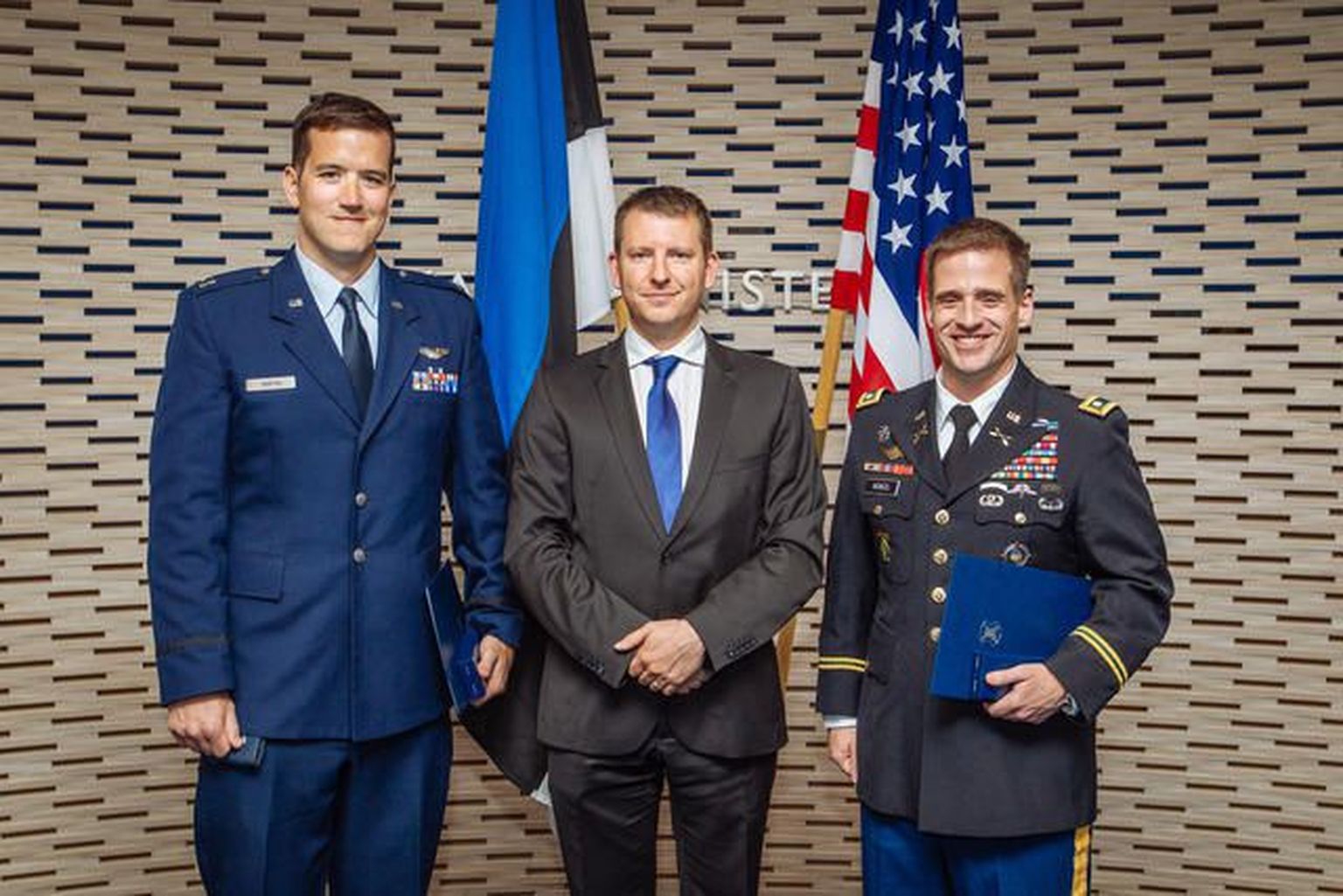 Kaitseministeeriumi kantsler Jonatan Vseviov andis täna üle kaitseministeeriumi teeneristi III klassi medalid Ameerika Ühendriikide kolonelleitnandile William McNicolile ja kapten Daniel Griffinile.