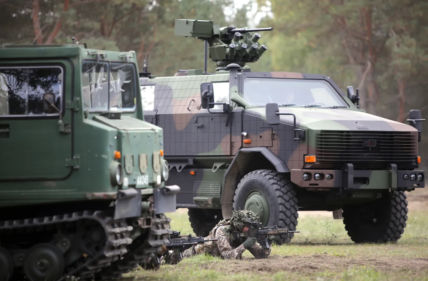 Ādažu poligonā notiek pasākums, kurā mobilo sakaru un tehnoloģiju uzņēmums "LMT" sadarbībā ar konsorciju "iMUGS" demonstrē 5G lomu īpašos autonomo militāro risinājumu lietošanas gadījumos.
