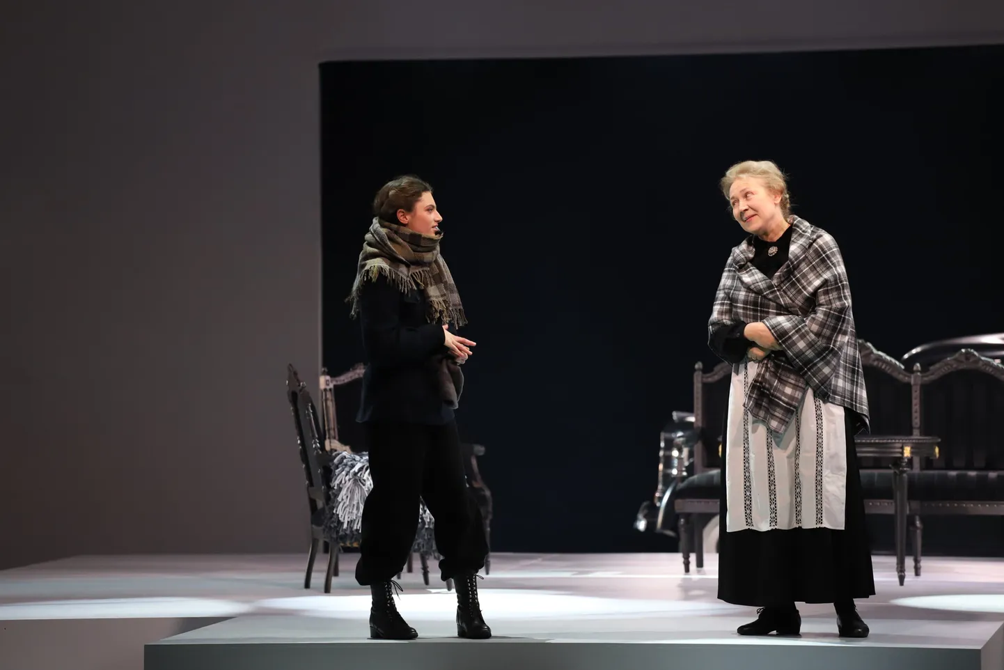 «Niskamäe naised» Vanemuise teatris. Ilona – Maarja Johana Mägi, Niskamäe vanaperenaine – Külliki Saldre.