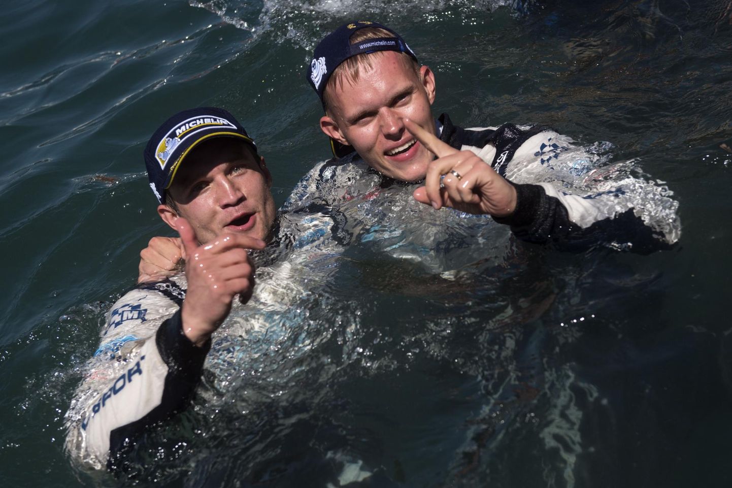 Martin Järveoja ja Ott Tänak tähistasid aasta eest Sardiinias karjääri esimest võitu WRC sarjas.  FOTO: Jaanus Ree/red Bull Content Pool
