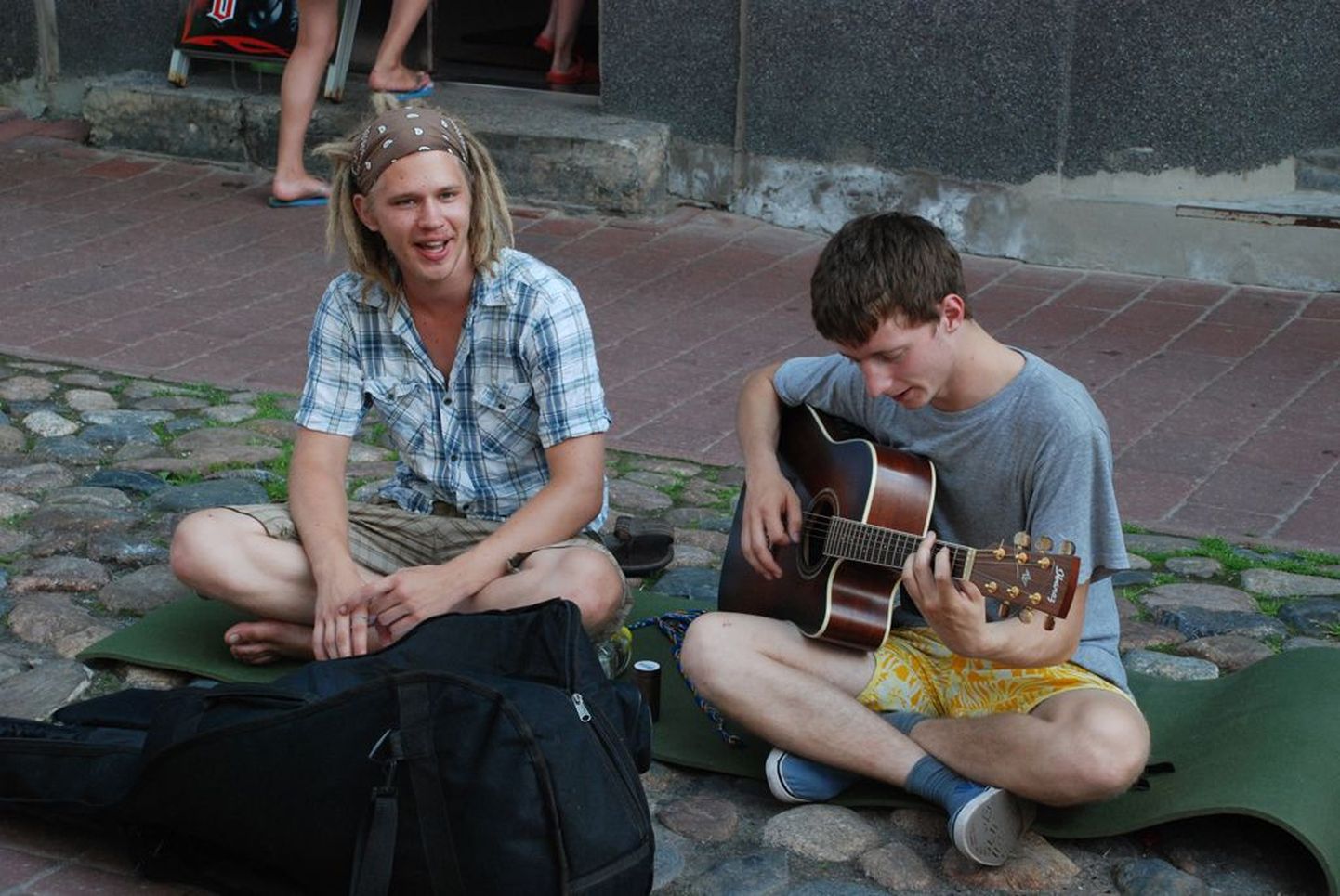 Eesti parim noor löökpillimängija Rauno Pella on tänavamuusikuna kätte võtnud kitarri, et saata Laur Juhan Luugi laulu.