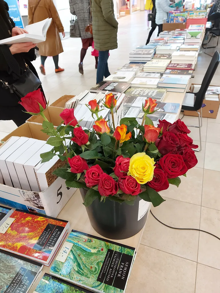 Kaubamaja esimesel korrusel olid kõrvuti raamatud ja roosid.