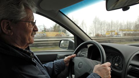 Autoroolis peab eakas autojuht arvestama, et vanuse kasvades aeglustub tema reageerimiskiirus ning halvenevad tähelepanu, kuulmine ja nägemine. Autoroolis peab eakas autojuht arvestama, et vanuse kasvades aeglustub tema reageerimiskiirus ning halvenevad tähelepanu, kuulmine ja nägemine.