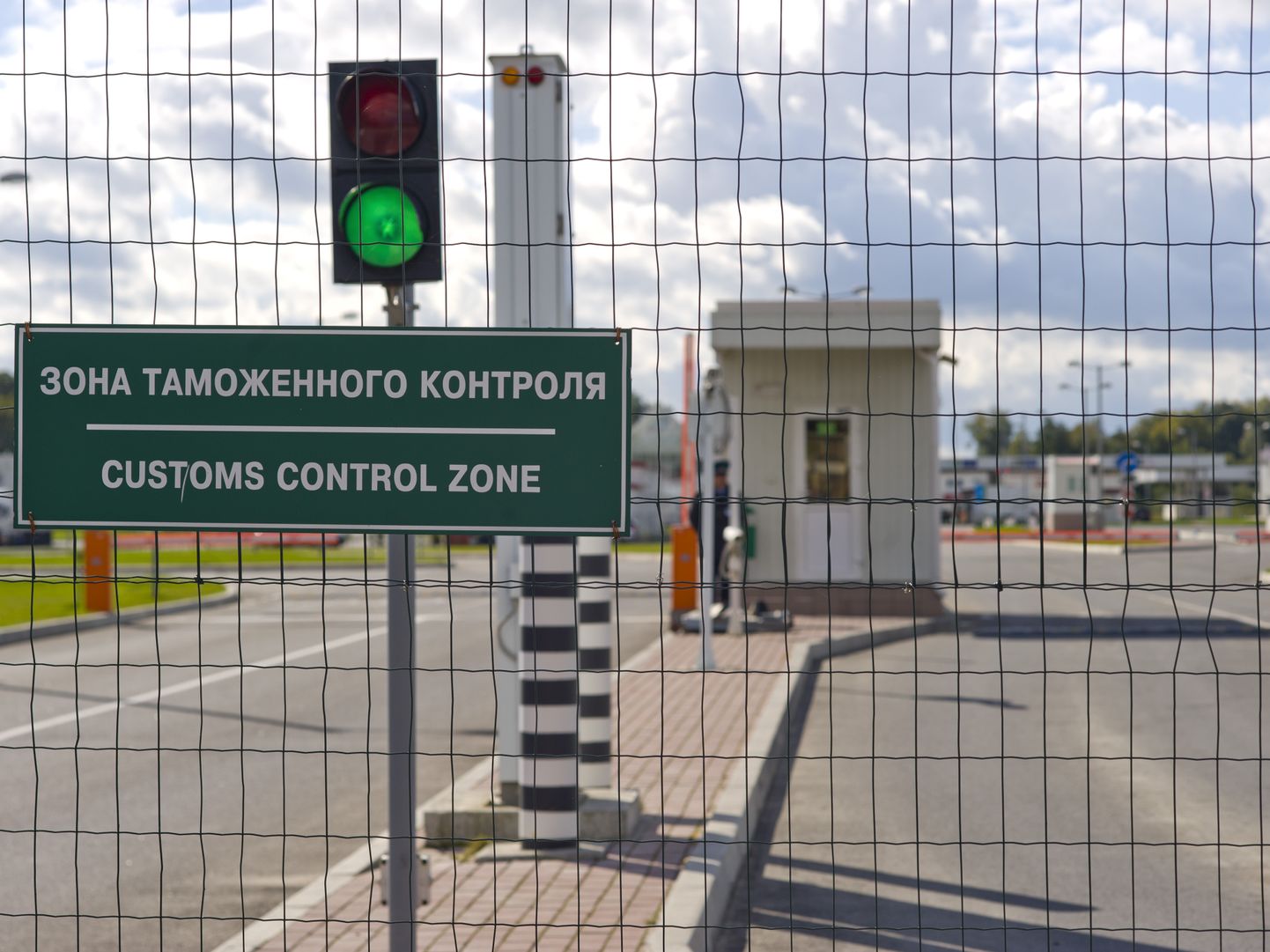 Знак предупреждающий о таможенном контроле на российско-польской границе в Калининградской области, октябрь 2012 года.