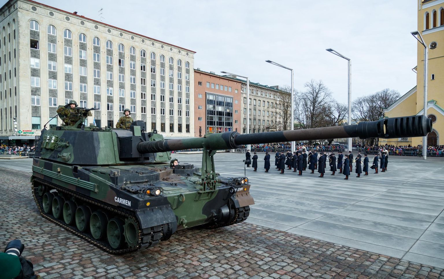 Kaitsevägi näitas Vabaduse väljakul toimunud paraadil liikursuurtükki K9 Kõu.