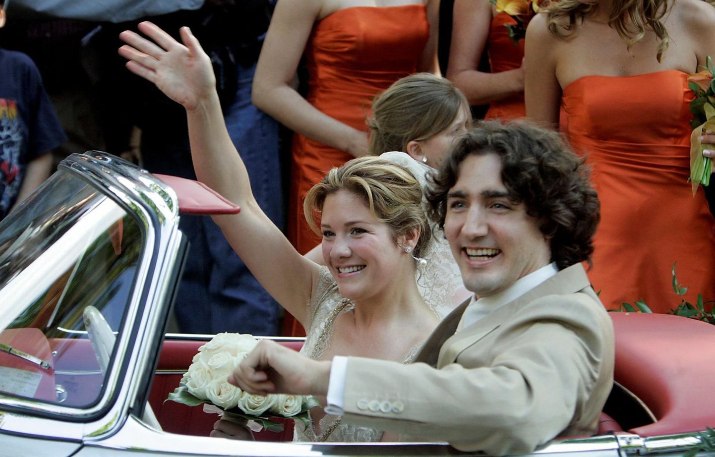 Vastabiellunud Justin Trudeau ja Grégoire pulmapäeval, 28. mail 2005 pärast kiriklikku laulatustseremooniat Montrealis Justini tipp-poliitikust isa 1959. aasta Mercedeses.