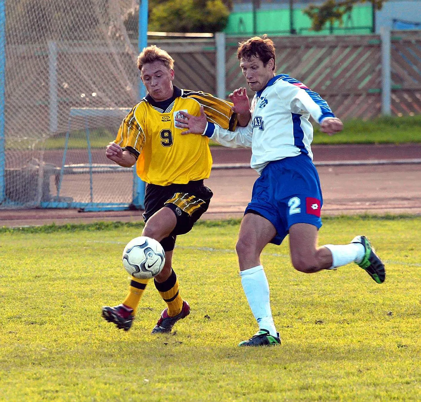 Eesti Meistriliiga erinevates klubides pallinud 46-aastane Dmitri Skiperski (paremal) tegi väikestel karikavõistlustel skoori