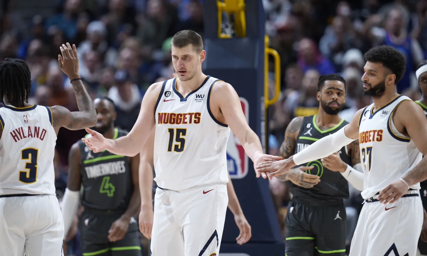 Nikola Jokic saab kaaslastega rahulolevalt käed kokku lüüa.