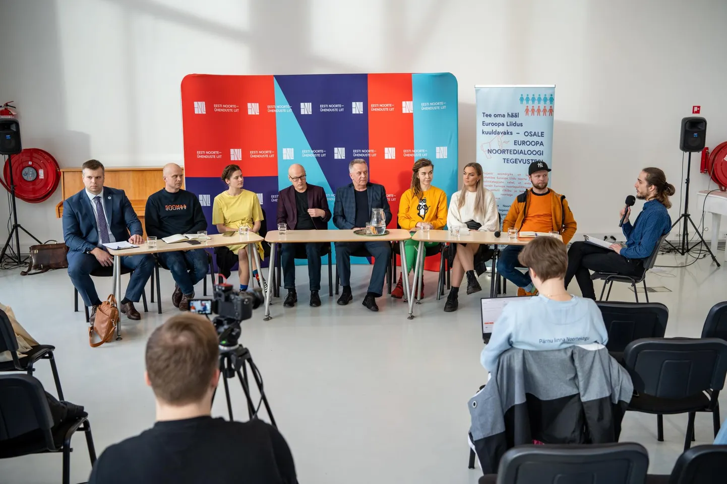 Debatil osalesid (vasakult) Ken Vaher (EKRE), Lauri Luur (Isamaa), Laura Kiviselg (Reformierakond), Silver Tambur (Sotsiaaldemokraatlik Erakond), Erli Aasamets (Keskerakond), Kaia Solnik (Rohelised), Renata Lukk (Eesti 200) ja Andres Tölp (Parempoolsed).