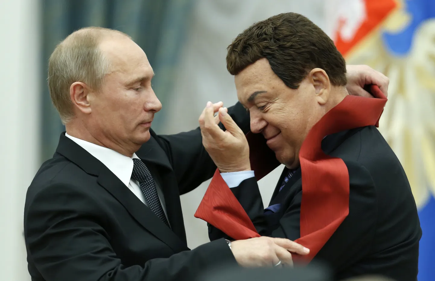 Putin andis Kobzonile 29. augustil 2012 esimese järgu ordeni «Teenete eest Isamaa ees».