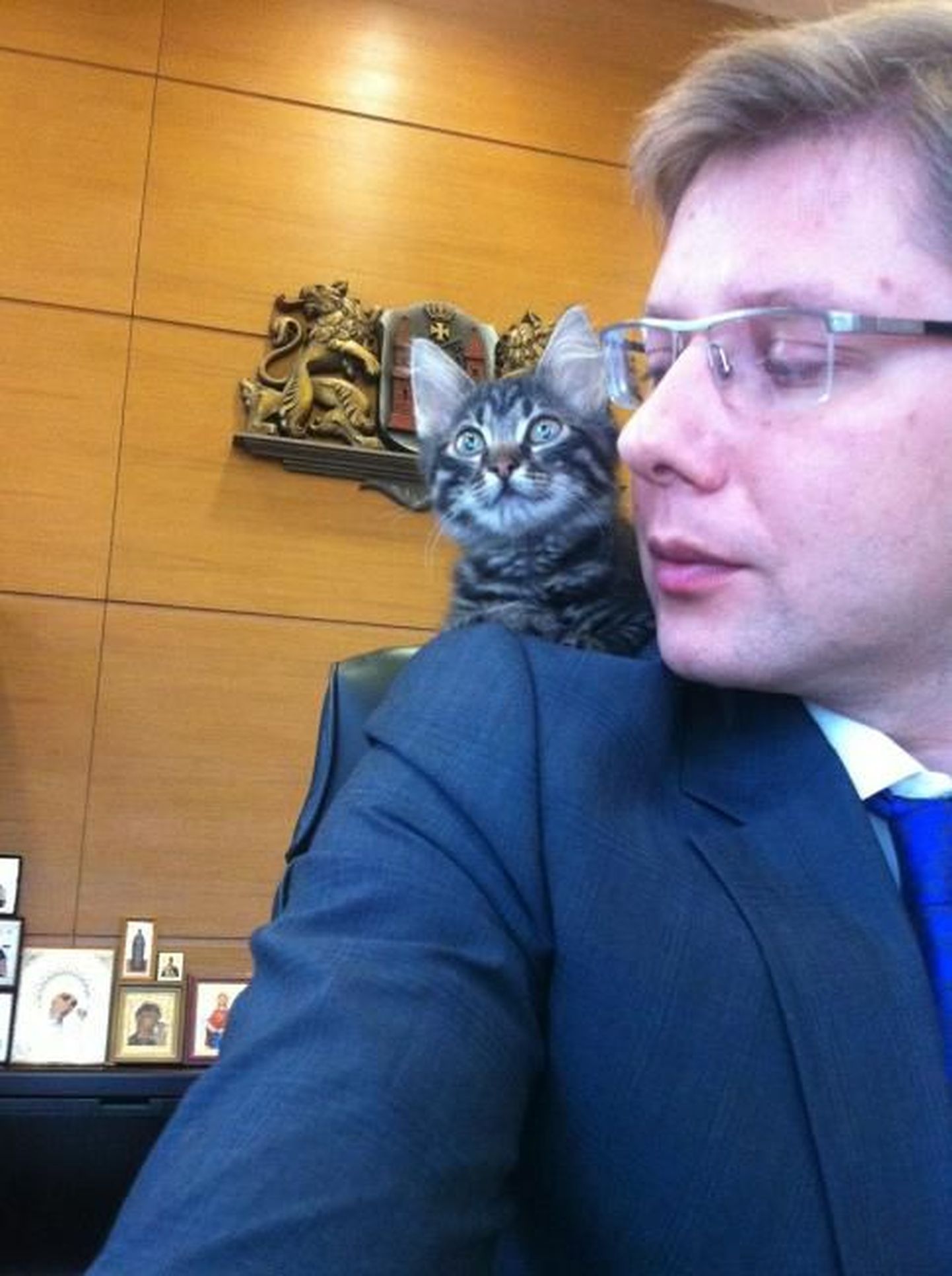 Нил Ушаков с котом.