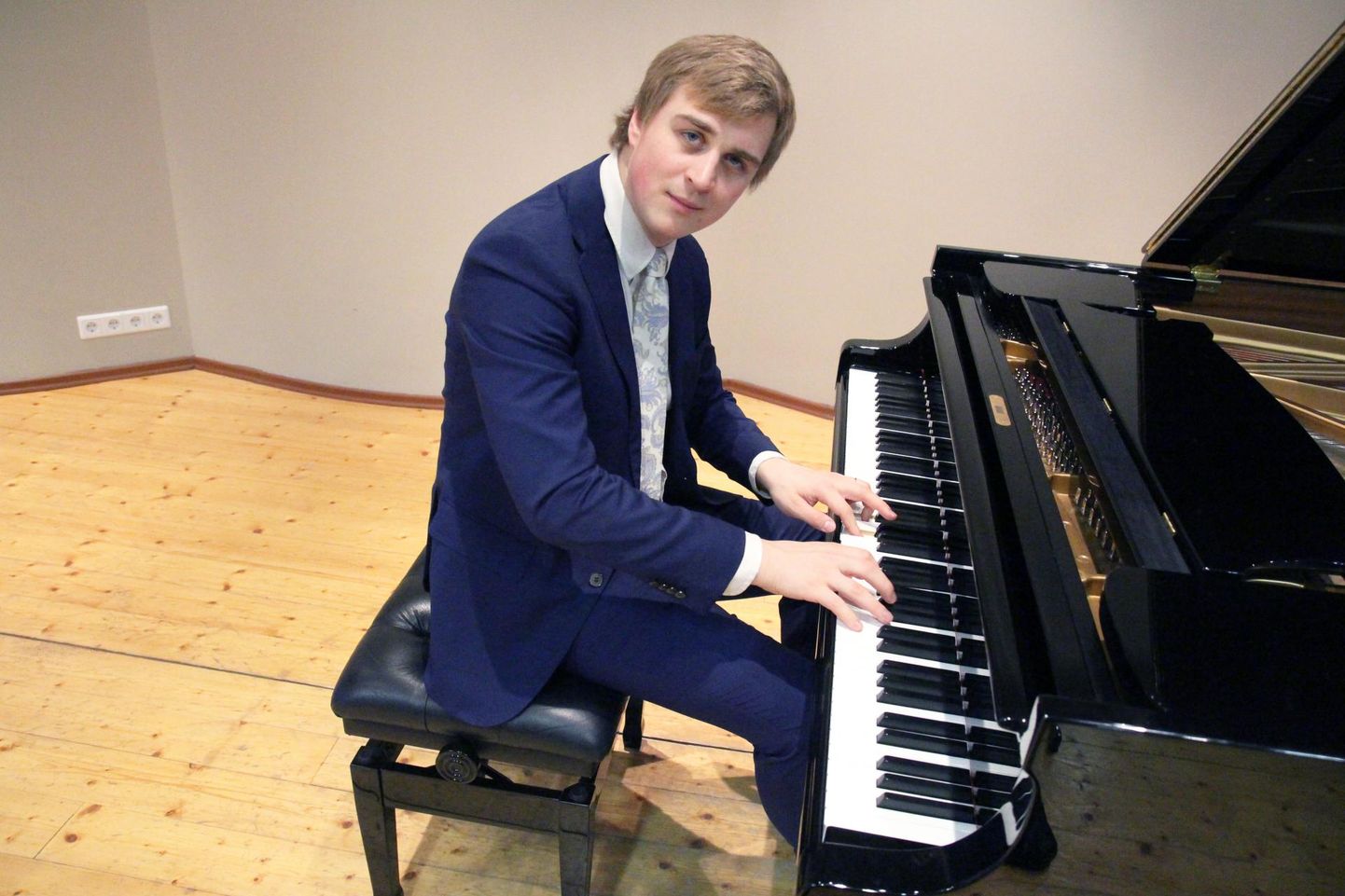 Johan Randvere Võru muusikakoolis asuva Steinway klaveri taga