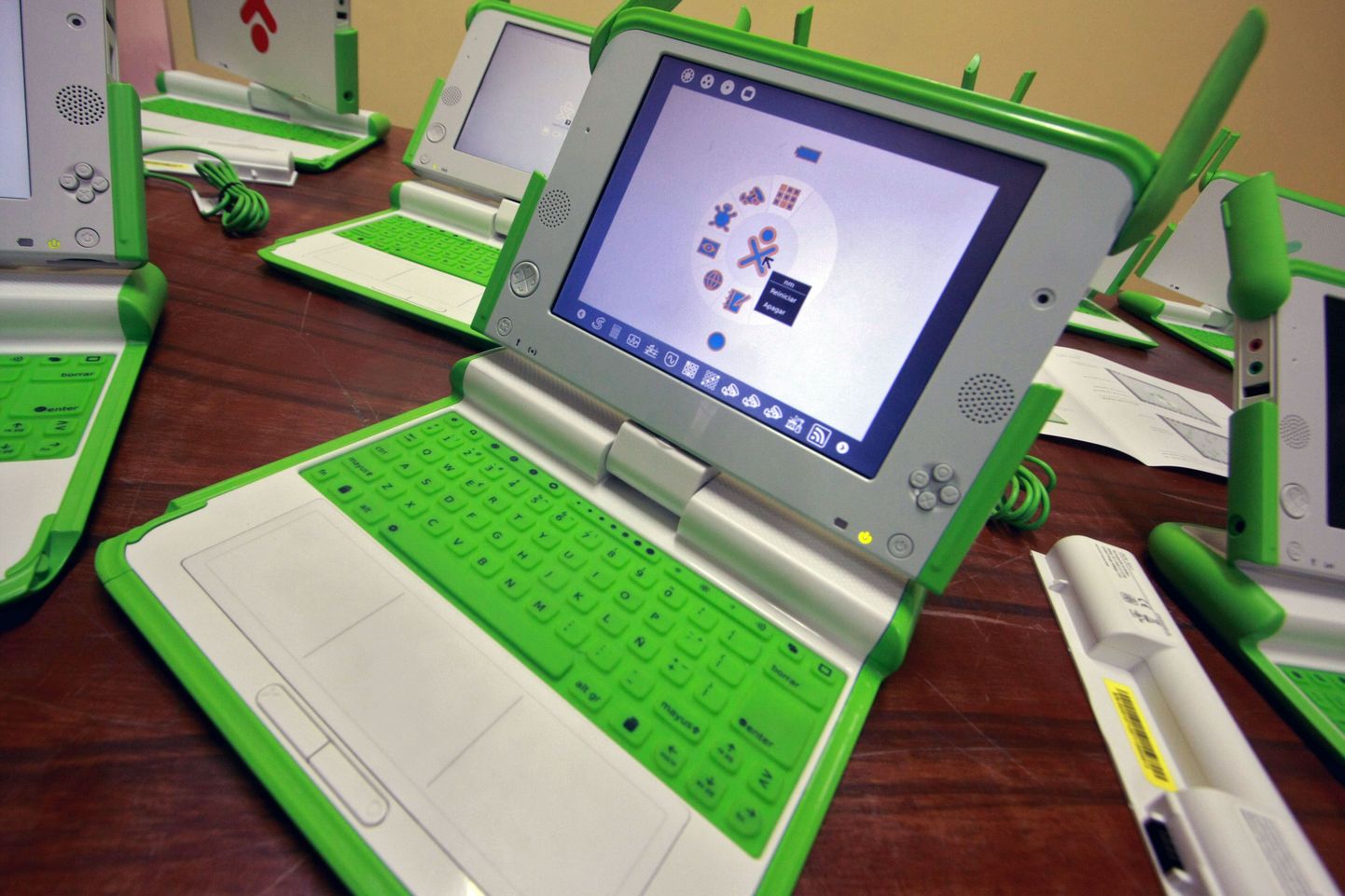 Projekti One Laptop per Child 100-dollariline sülearvuti.