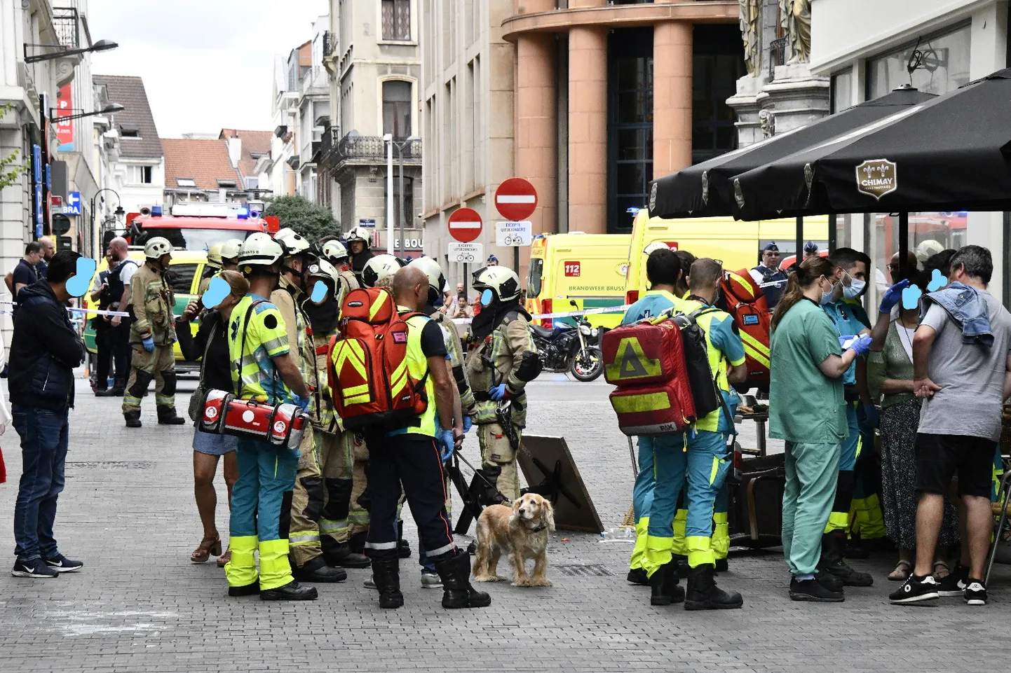Päästeteenistuse liikmed kohas, kus kaubik sõitis Brüsseli kesklinnas kohviku terrassile.