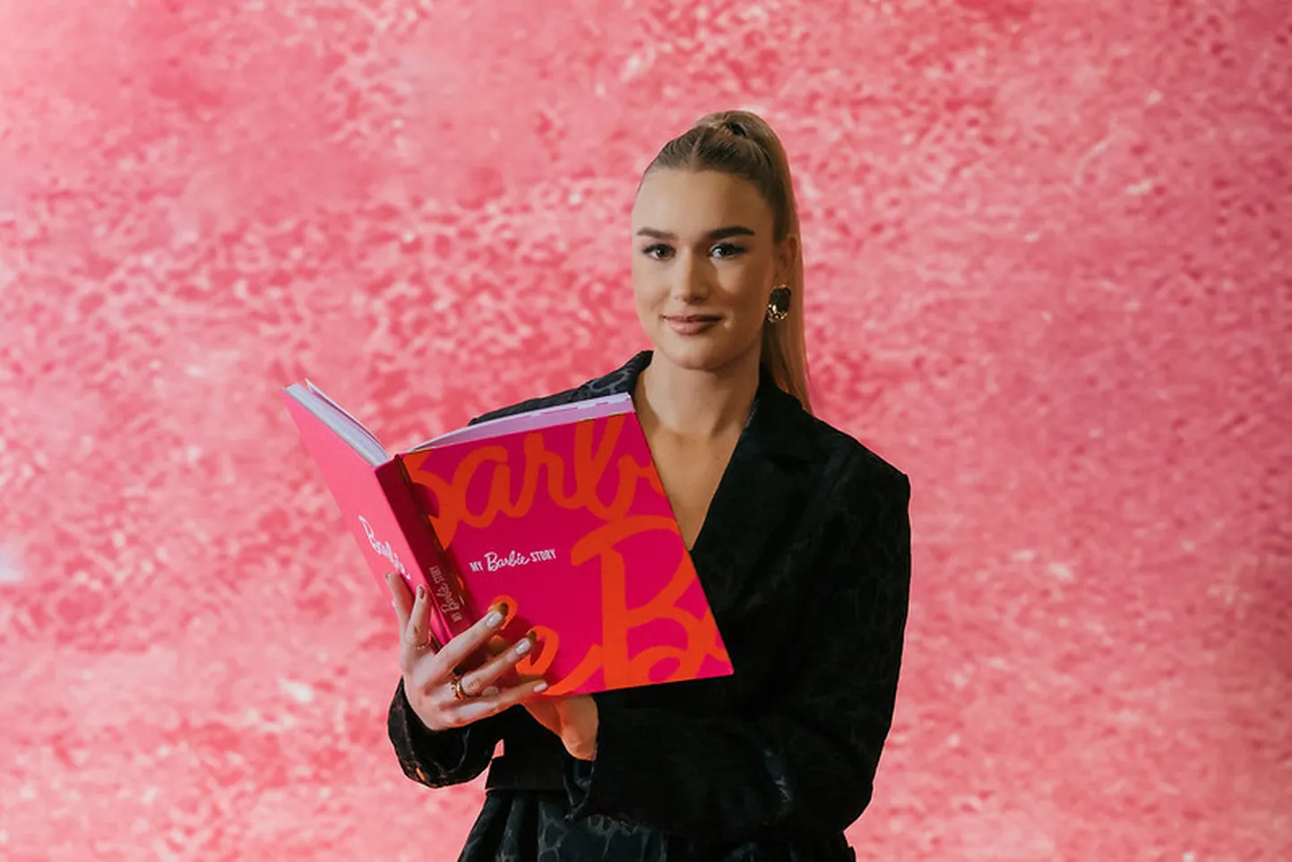 Kelly Sildaru äsja ilmunud Barbie raamatuga