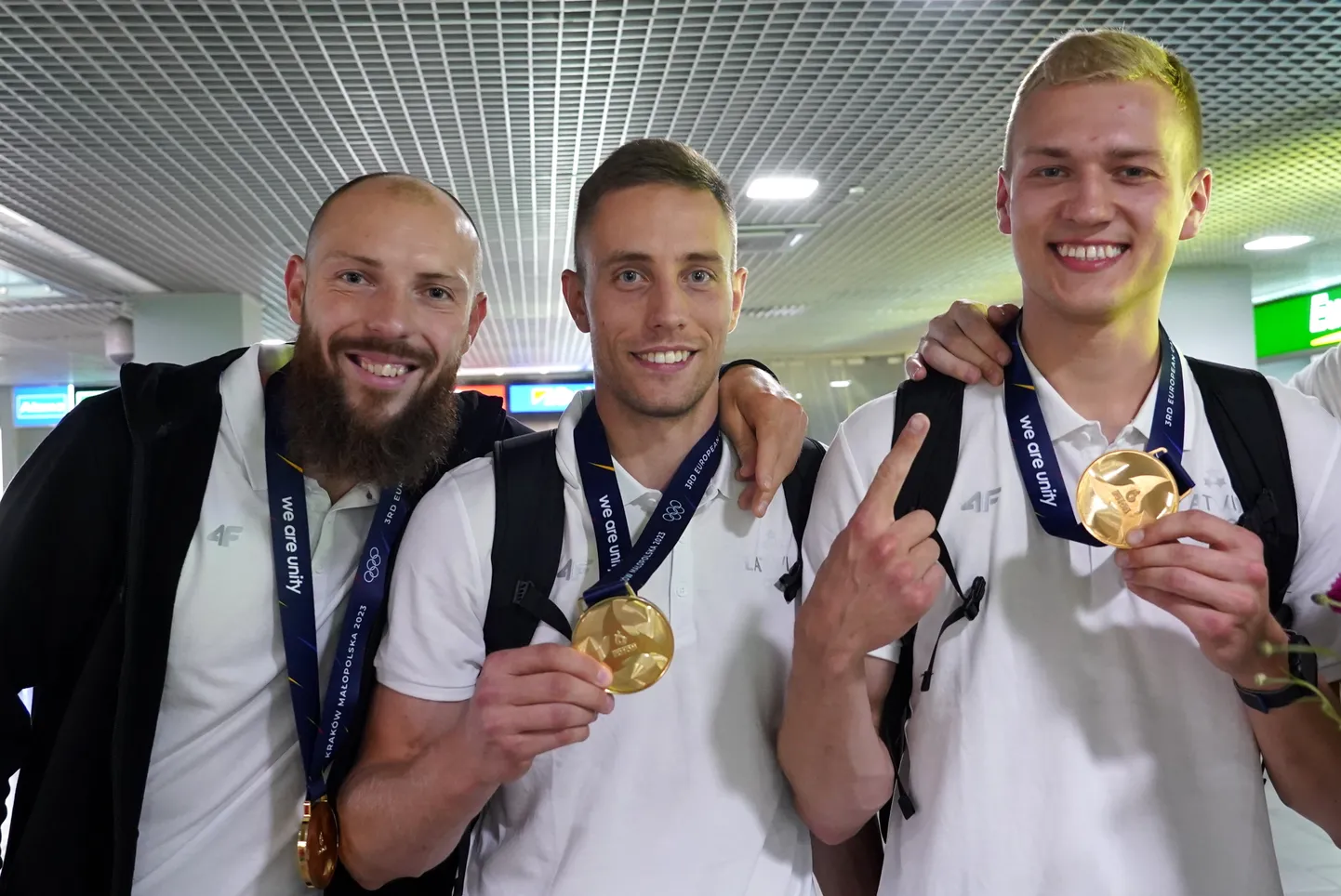 3x3 basketbolisti - Francis Gustavs Lācis (no labās), Kristaps Gludītis un Kārlis Apsītis ar Eiropas spēlēs izcīnīto zelta medaļu lidostā "Rīga".