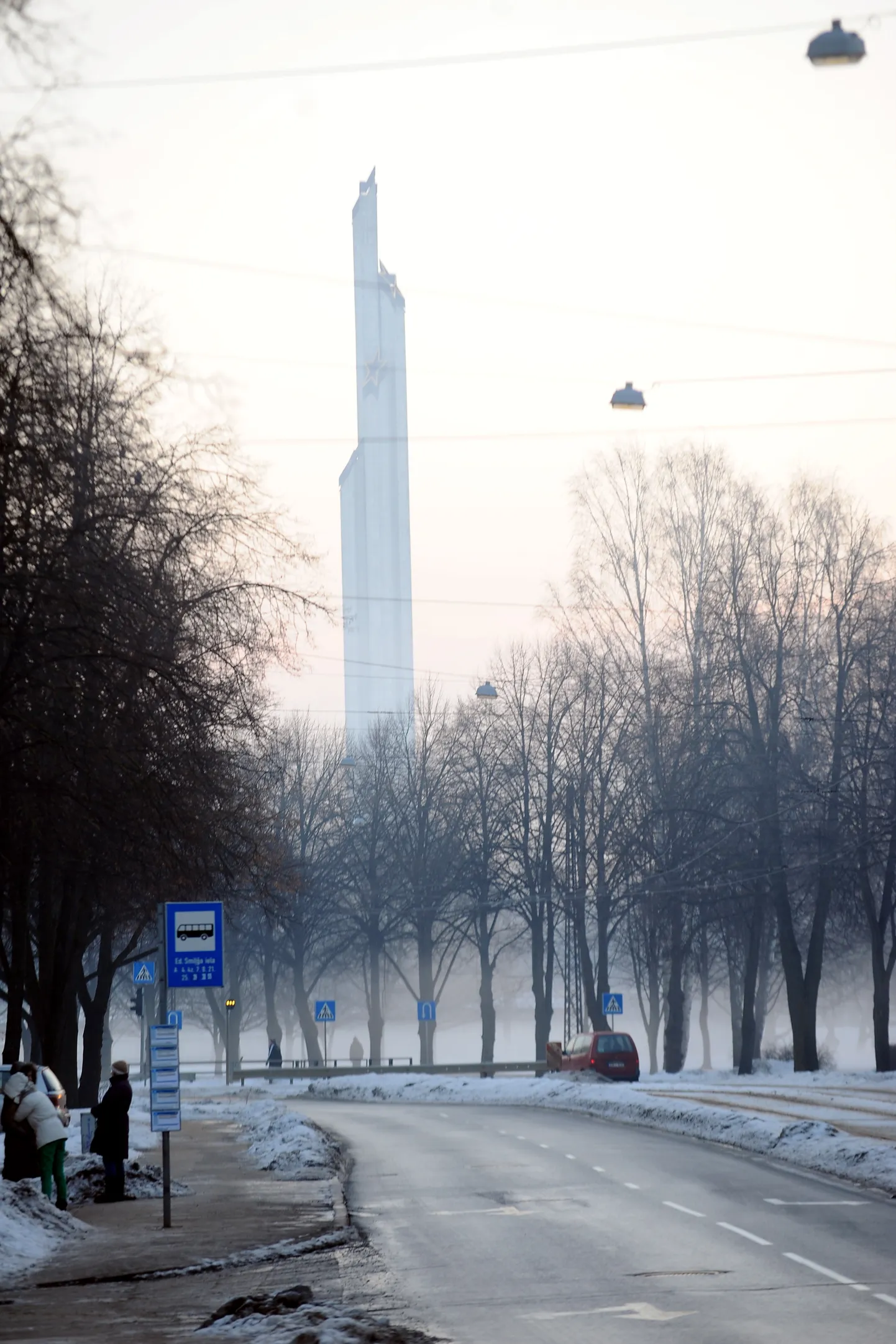 Bāriņu iela Pārdaugavā. Fonā "okupeklis".