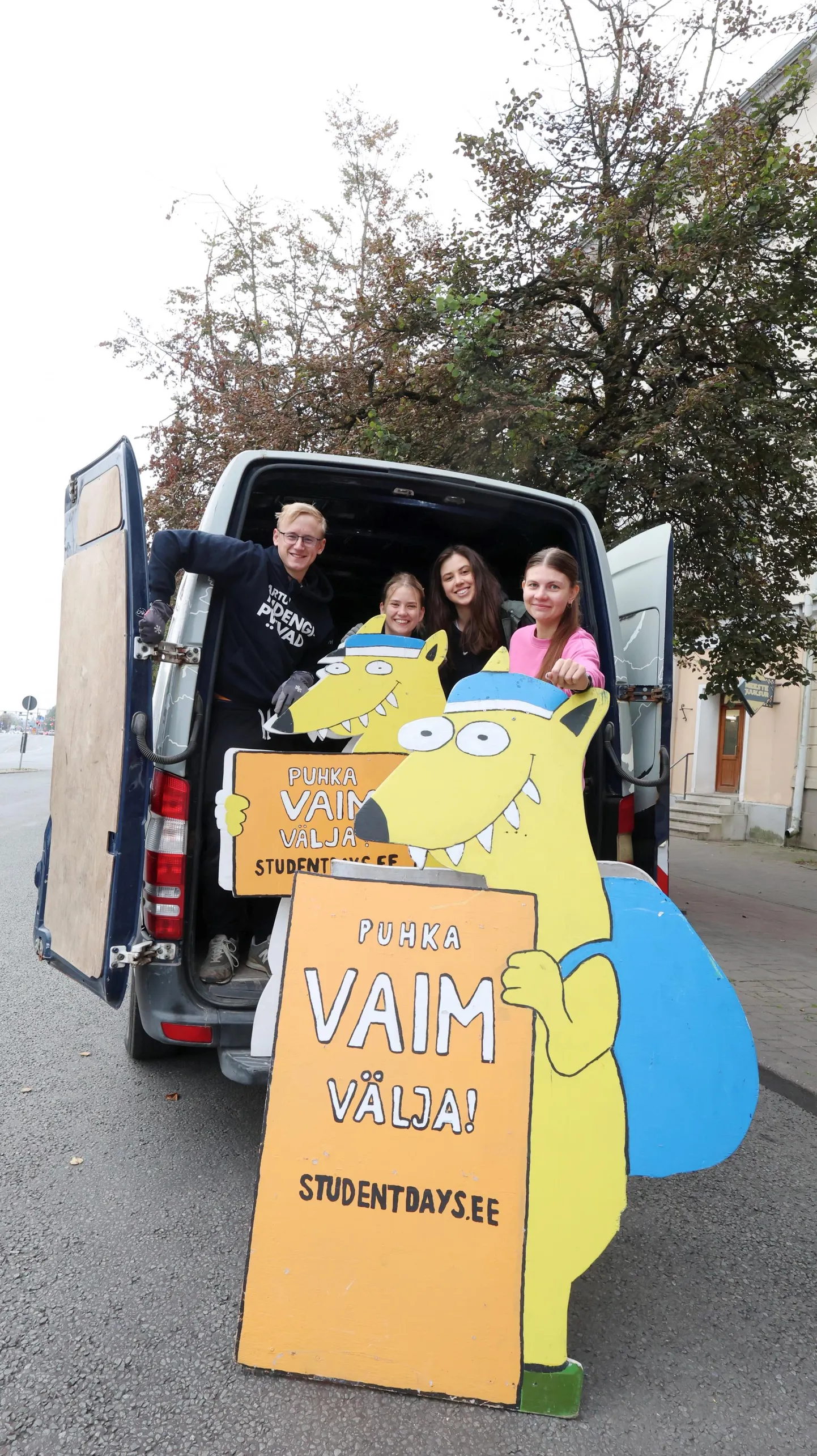 Tudengipäevade korraldajad Anton Laidmets (vasakult), Britta Rohtmets, Anna-Leena Rämson ja Eveliis Väljaots tõid eile Kaarsilla juurde esimese Villemi.