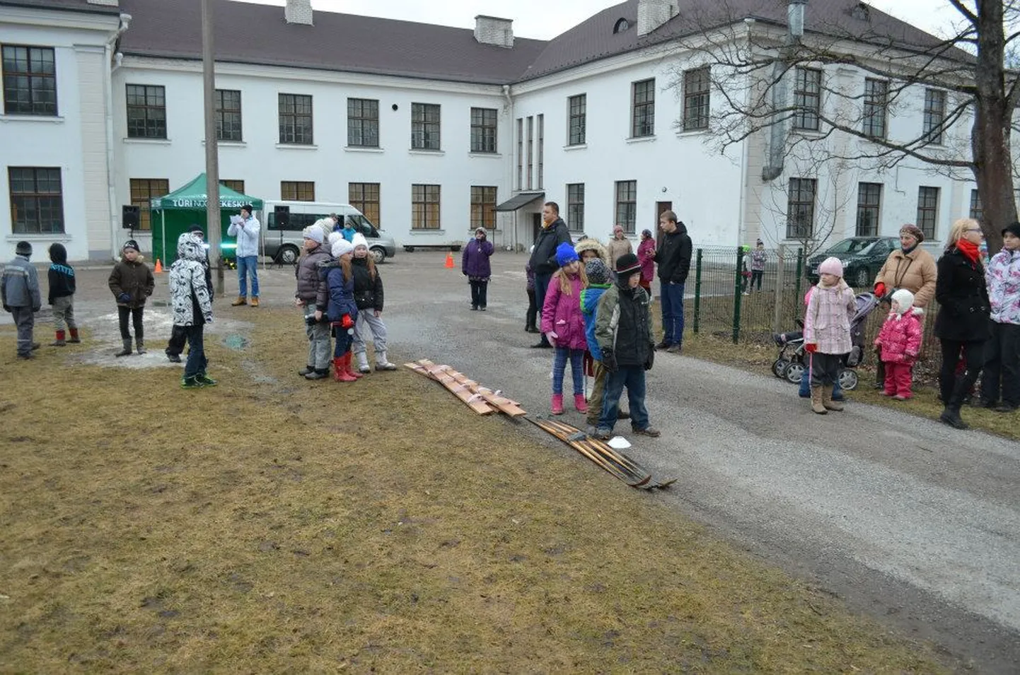 Foto eelmise aasta vastlapäevalt Türi põhikooli kelgumäe juures.