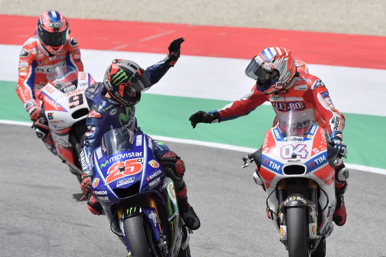 Mugello MotoGP etapi esikolmik: Andrea Doviziosot (paremal) õnnitleb teisena lõpetanud Maverick Vinales, taustal kolmanda koha saanud Danilo Petrucci. FOTO: TIZIANA FABI/AFP/SCANPIX