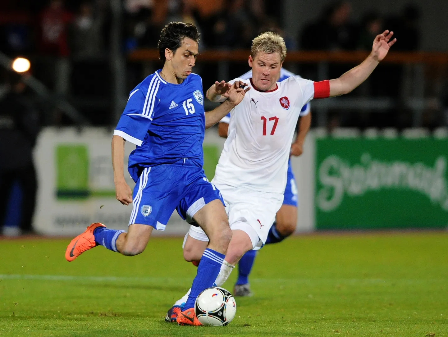 Yossi Benayoun (vasakul).