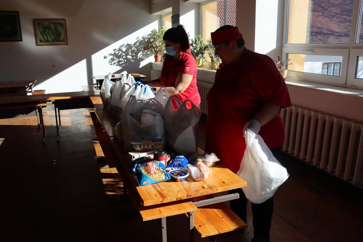 Sööjate rõõmuks valmistasid Haljala kooli kokad eile ette 124 koolitoidupakki.