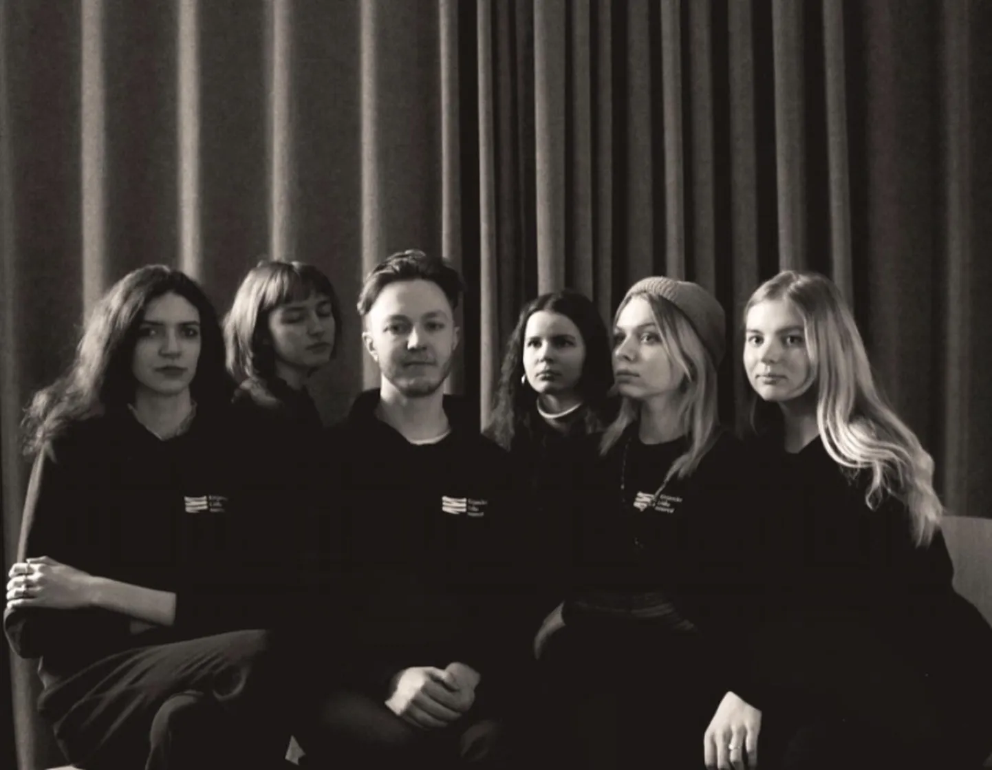 Meie oleme Kirjanike Liidu noorte tuumik: Reijo Roos, Elisabeth Heinsalu, Emma Lotta Lõhmus, Krislyn Cassandra Laamann, Liisbet Urba ja Anna Maria Prokofjeva.