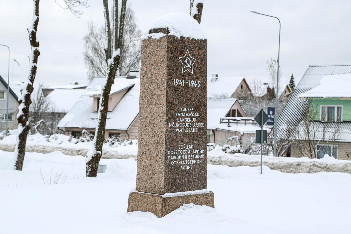 Nõukogude armee monument Otepää linnas. Ööklubi lammutamise järel kerkis ristmiku lähedusse tankla ja varem roheluse varjus olnud mälestis on nüüd hästi näha.