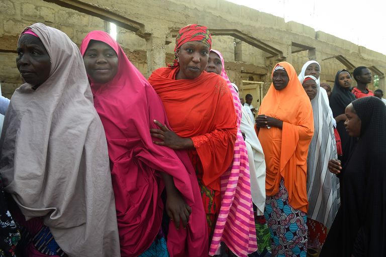 Naised ootamas järjekorras valimisjaoskonna juures Dauras Katsina osariigis Nigeerias.