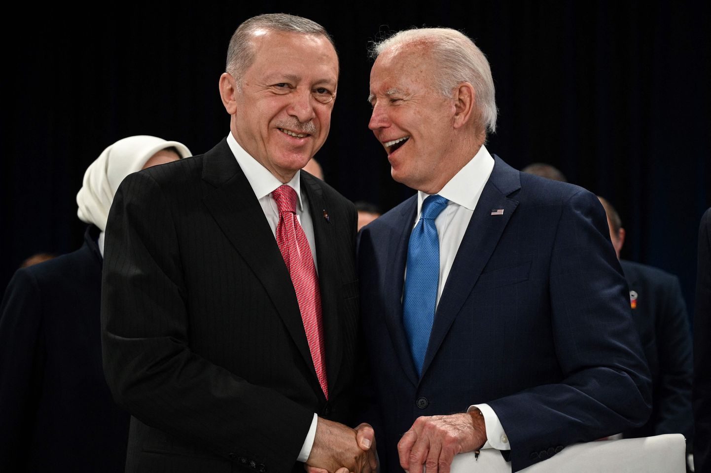 Türgi president Recep Tayyip Erdogan (L) ja USA president Joe Biden suruvad kätt NATO tippkohtumise esimese plenaaristungi alguses Madridis Ifema kongressikeskuses 29. juunil 2022.