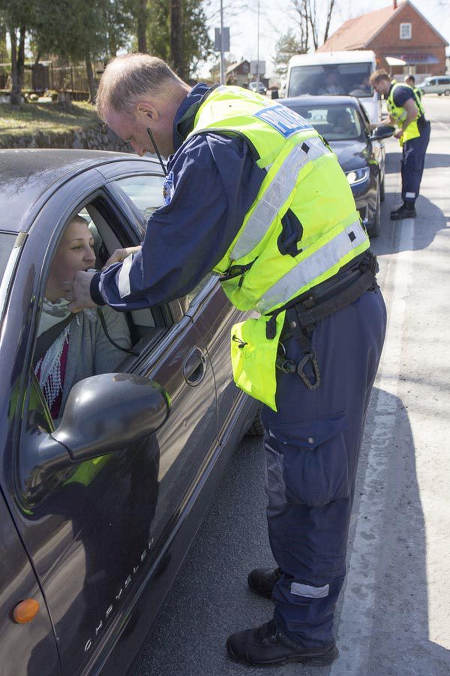 Viljandi politseijaoskonna välijuht Erki Jürgen palub sõidukijuhil alkomeetrisse puhuda.