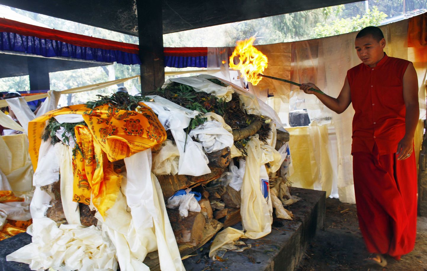 Buda munk süütab hukkunud šerpa Ang Kaji Sherpa matuseriida.