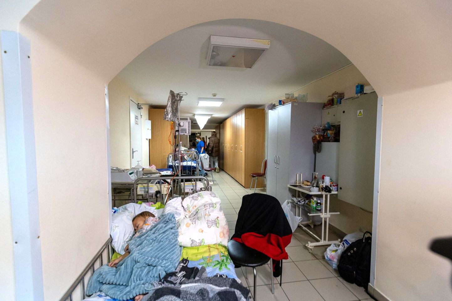 Kiievis on ohus kõigi inimeste elud. Lastehaigla on toimetanud väikesed patsiendid kaitseks Venemaa armee pommirahe eest keldris asuvasse varjendisse. Selle pildi on teinud praegu Kiievis viibiv Järva Teataja fotograaf Dmitri Kotjuh.