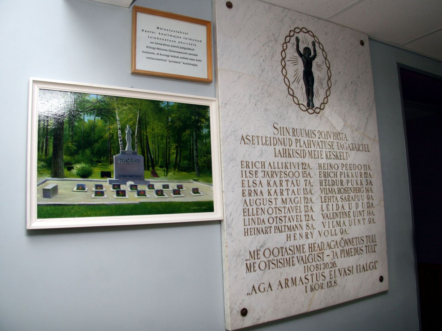 Mälestustahvel on ümberpaigutamiseni Kilingi-Nõmme gümnaasiumi fuajee seinal.