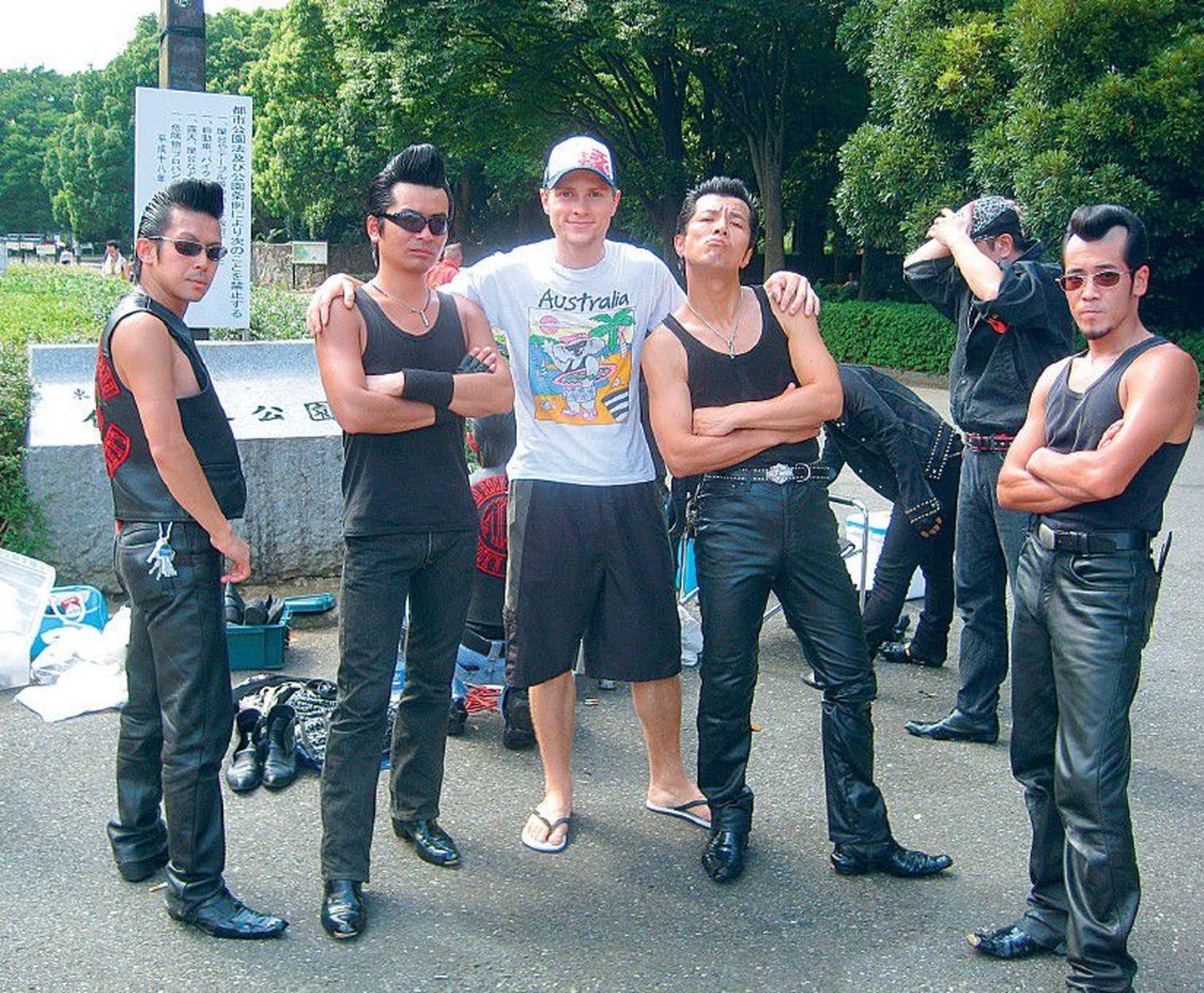 Draamateatri näitleja Kristo Viiding (keskel) eelmisel aastal kultuurireisil Jaapanis koos Tokyo Elvistega, kes pargis pühapäeviti kogunevad ja tantsivad. Viidingu reisi toetas Kultuurkapital 9000 krooniga.