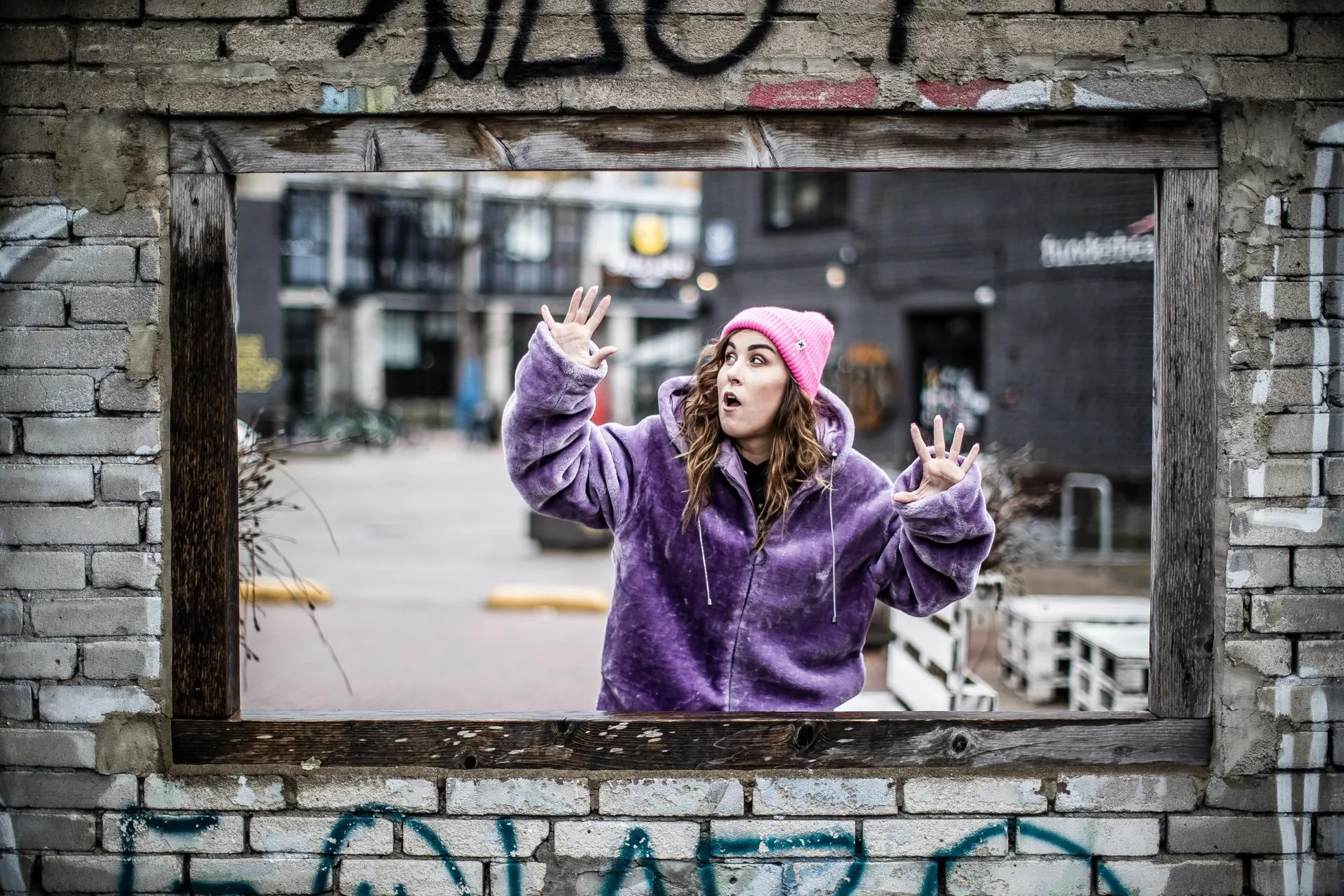 Kristel on sündinud koomik, kuid ta teab hästi, kui ohtlik kraam huumor tegelikult on: «Nali on väga terav relv, mis võib jätta sügavad hingehaavad.»