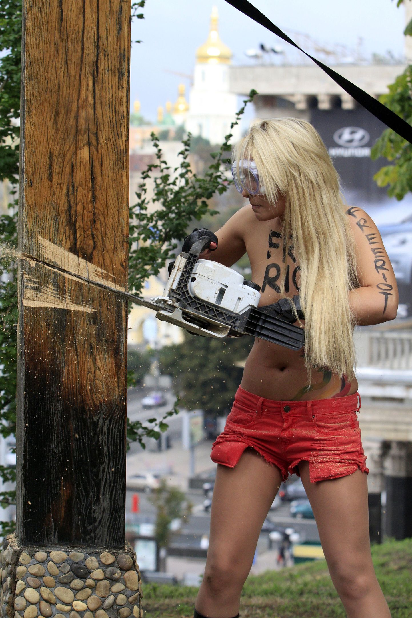 Блог движения FEMEN закрыли за призывы пилить кресты.