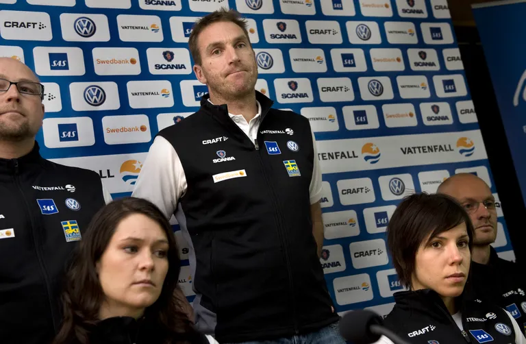Charlotte Kalla isiklik treener Magnus Ingesson (keskel).