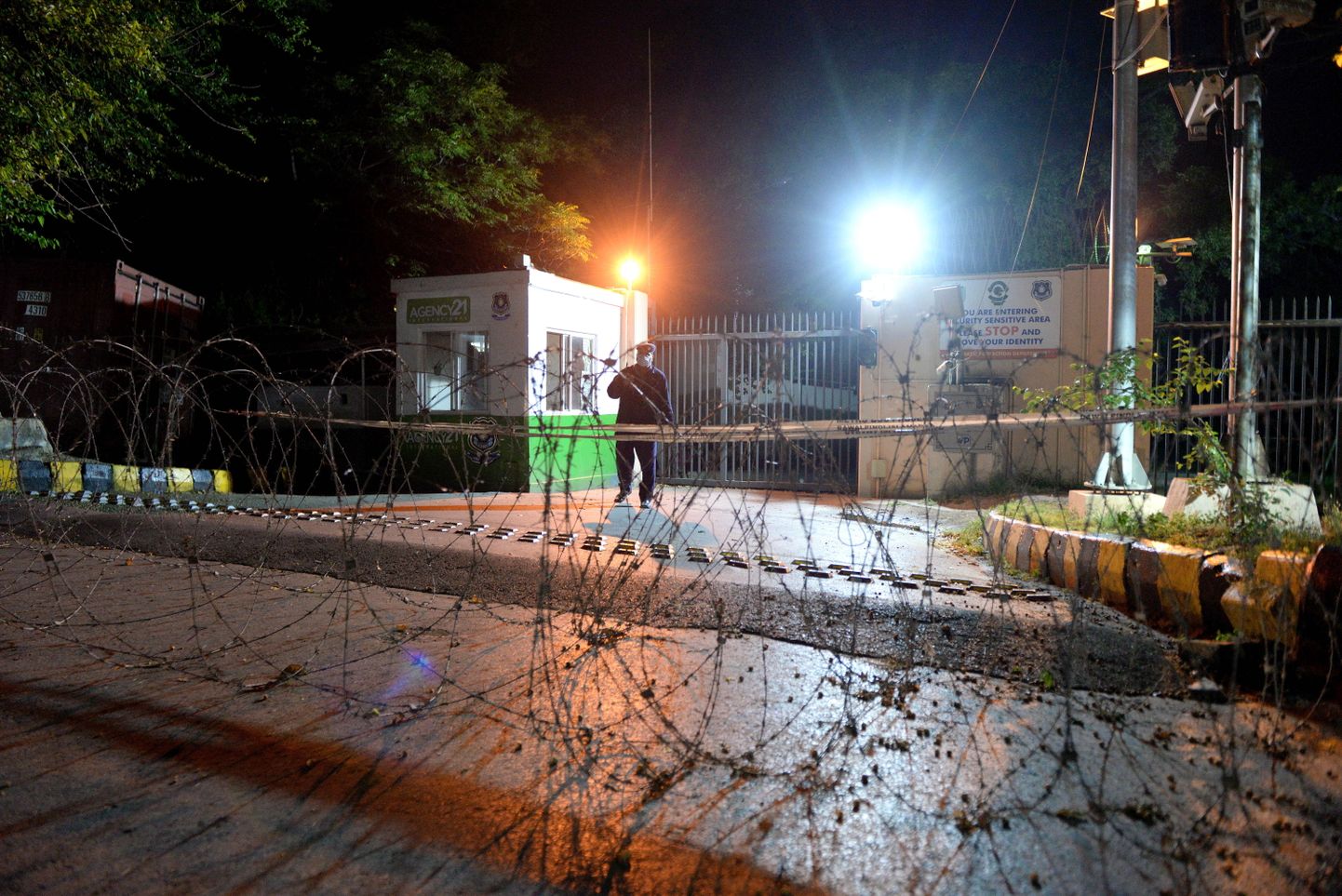 Pakistani julgeolekujõud suurendasid turvameetmeid Prantsuse saatkonnas Islamabadis 15. aprill 2021.