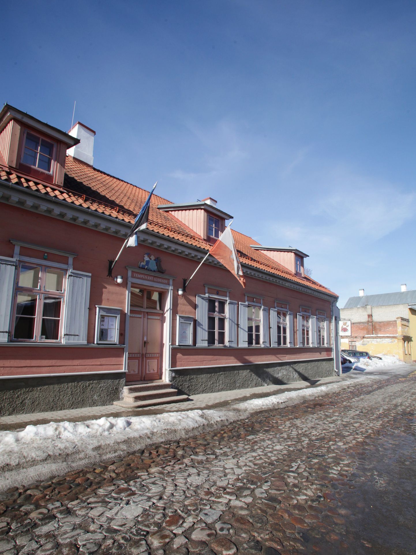 Mänguasjamuuseum asub Tartu vanalinnas Lutsu tänaval.