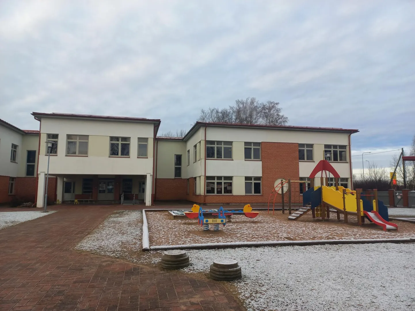 Audru Vikerkaare lasteaia hoovis ei olnud täna kedagi mängimas, sest lasteaed suleti noroviiruse puhangu tõttu.