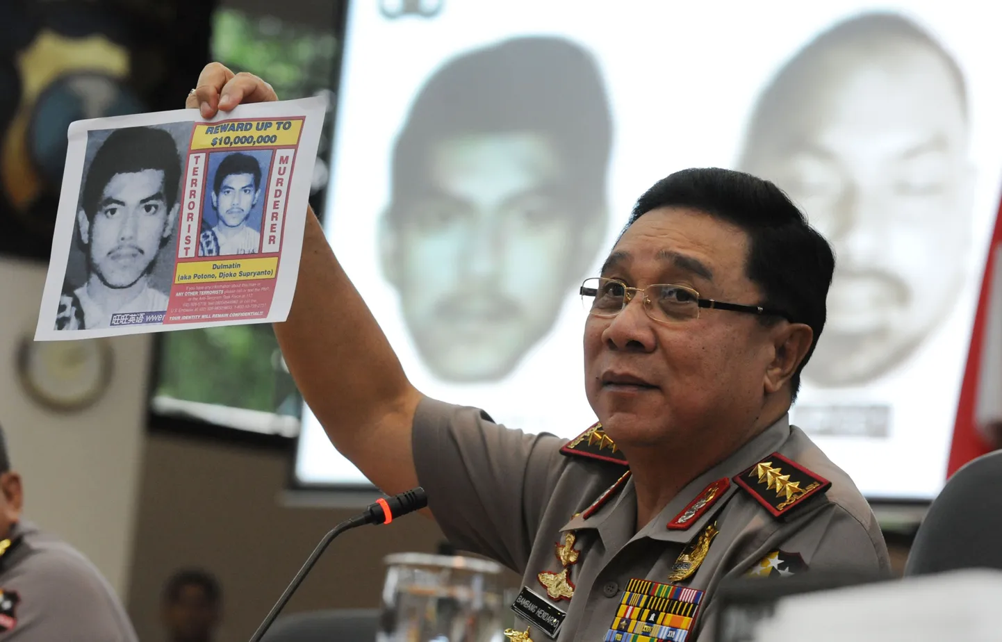 Indoneesia politseiülem kindral Bambang Hendarso Danuri koos Dulmatini fotoga.