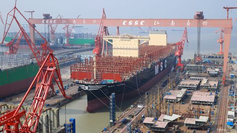 Hiinas vette lastud 400-meetrine konteinerilaev on uus maailma suurim