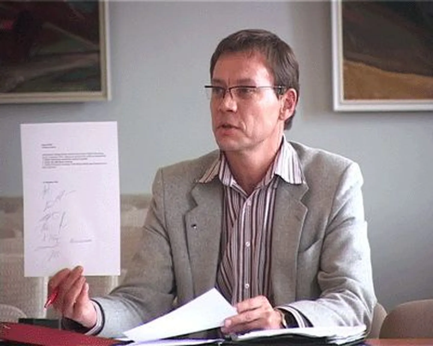 Jaanus Raidal tutvustab umbusaldusavaldust.