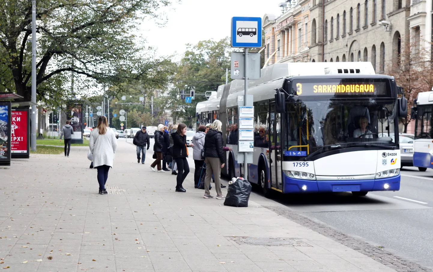 Sabiedriskā transporta pieturvieta pie Latvijas Mākslas akadēmijas.