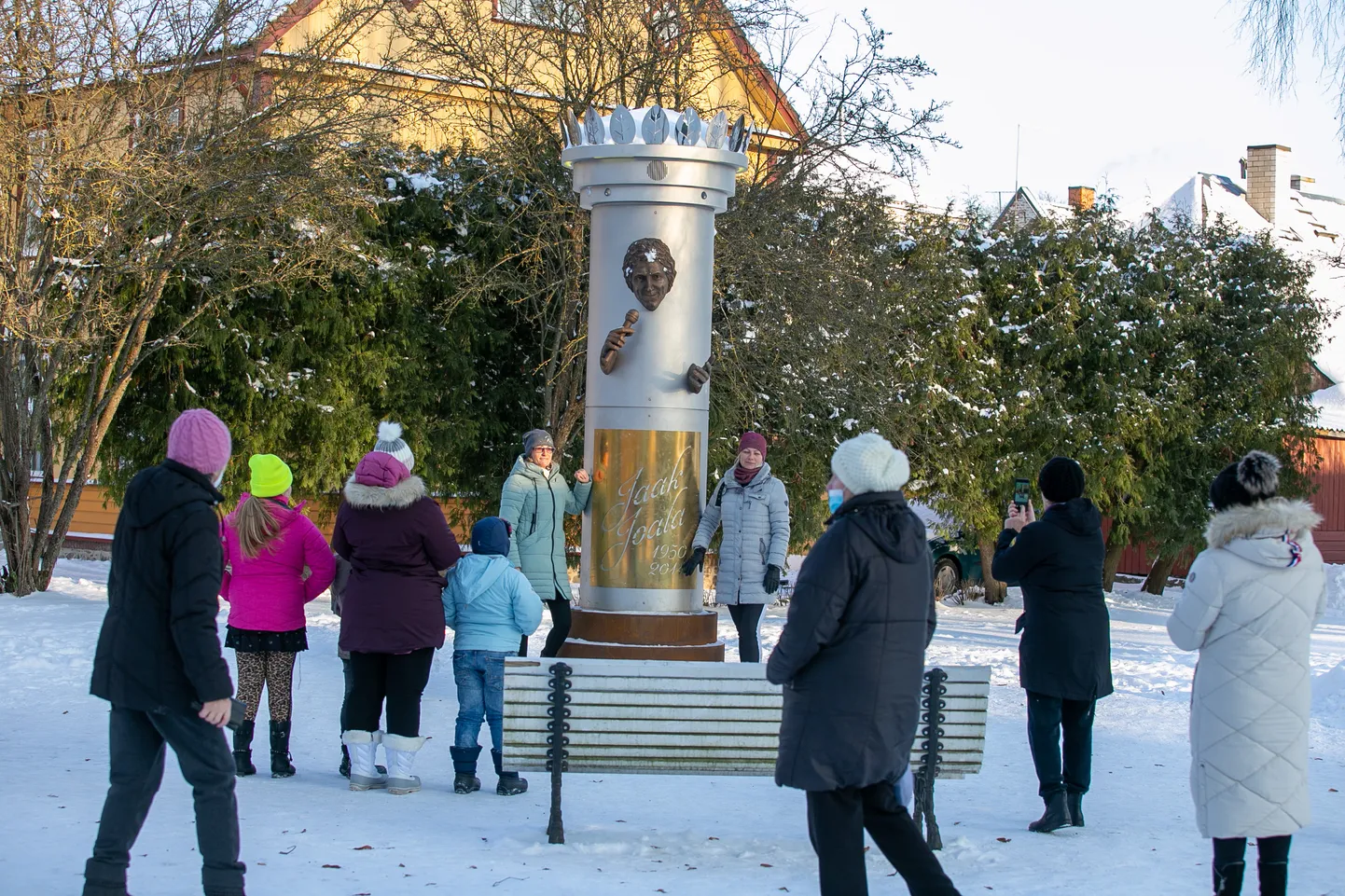 Reede keskpäval oli Viljandis Jaak Joala kuju juures uudistajaid üle Eesti.