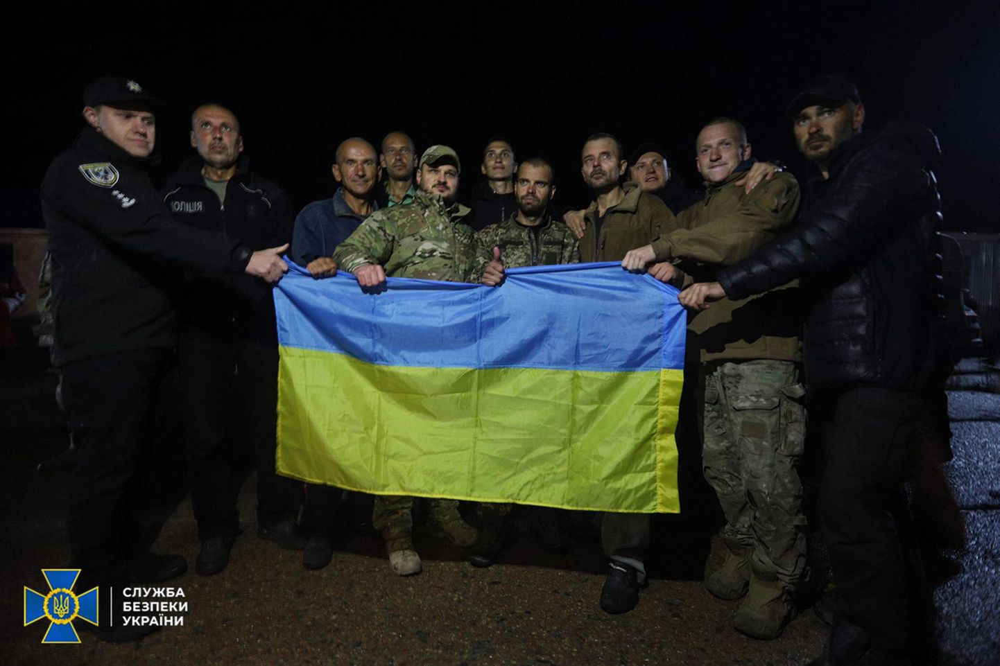 Venelaste kätte vangi langenud ja 21. septembril 2022 vabastatud Ukraina võitlejad Ukraina lipuga