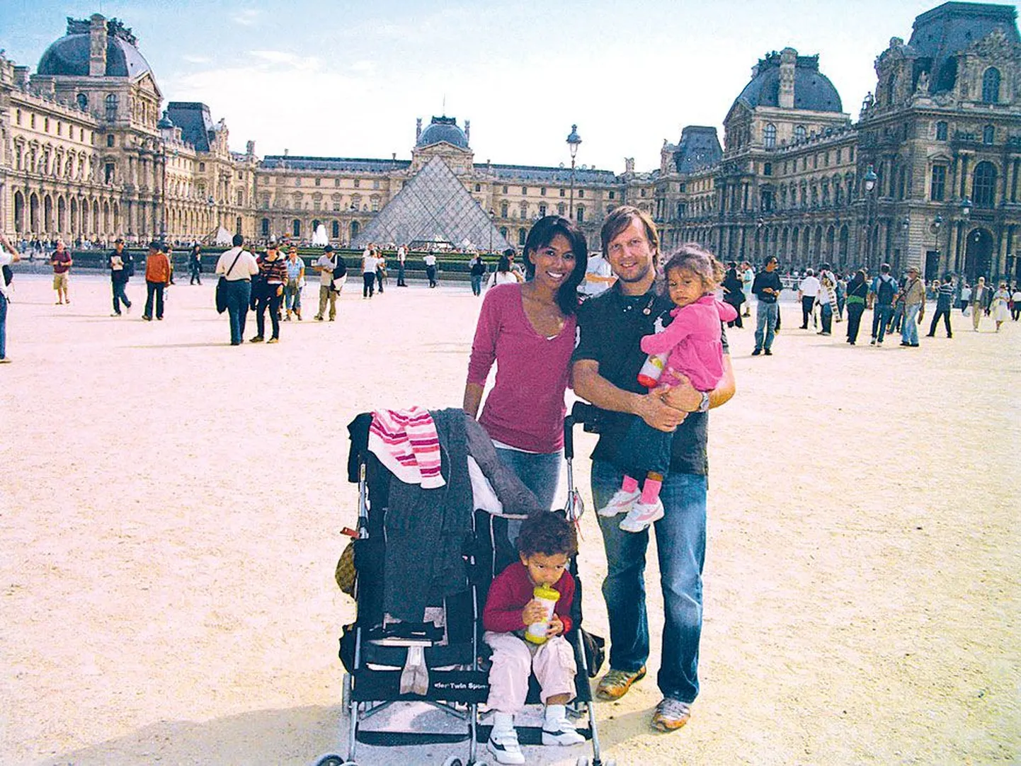 Maavärinast eluga pääsenud Tarmo Jõeveer oma abikaasa Mamie ning kaksikutest laste, poja Sander Jamesi ja tütre Sirja Maega mullu suvel Pariisis Louvre’i ees.