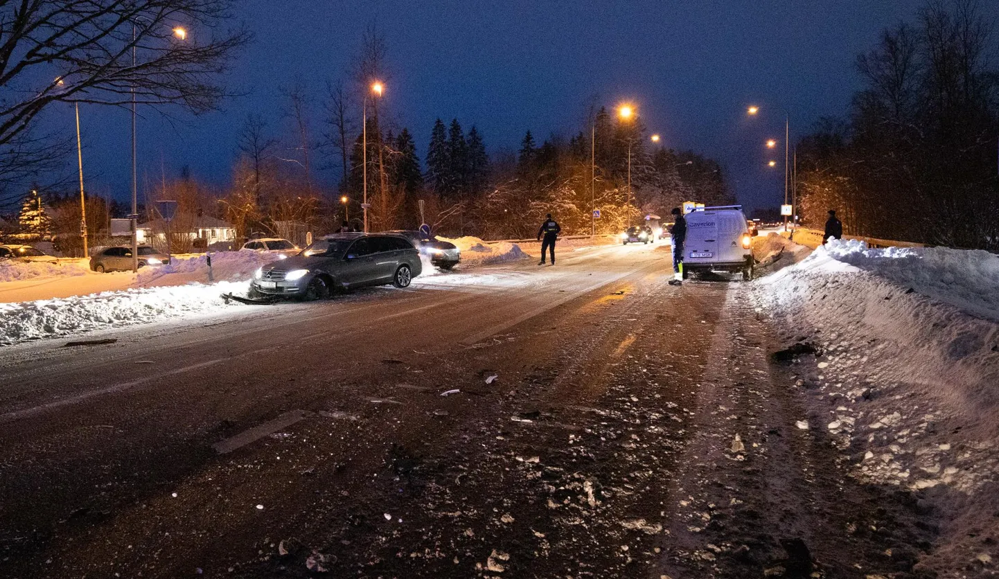 Mercedes tuli vasakult Metsavahe tänavalt. Fotol on näha ka ohutussaar ja sellel olev lumi, mis autojuhi hinnangul piirasid tema nähtavust nii, et ta ei saanudki ohutult peateele sõita.