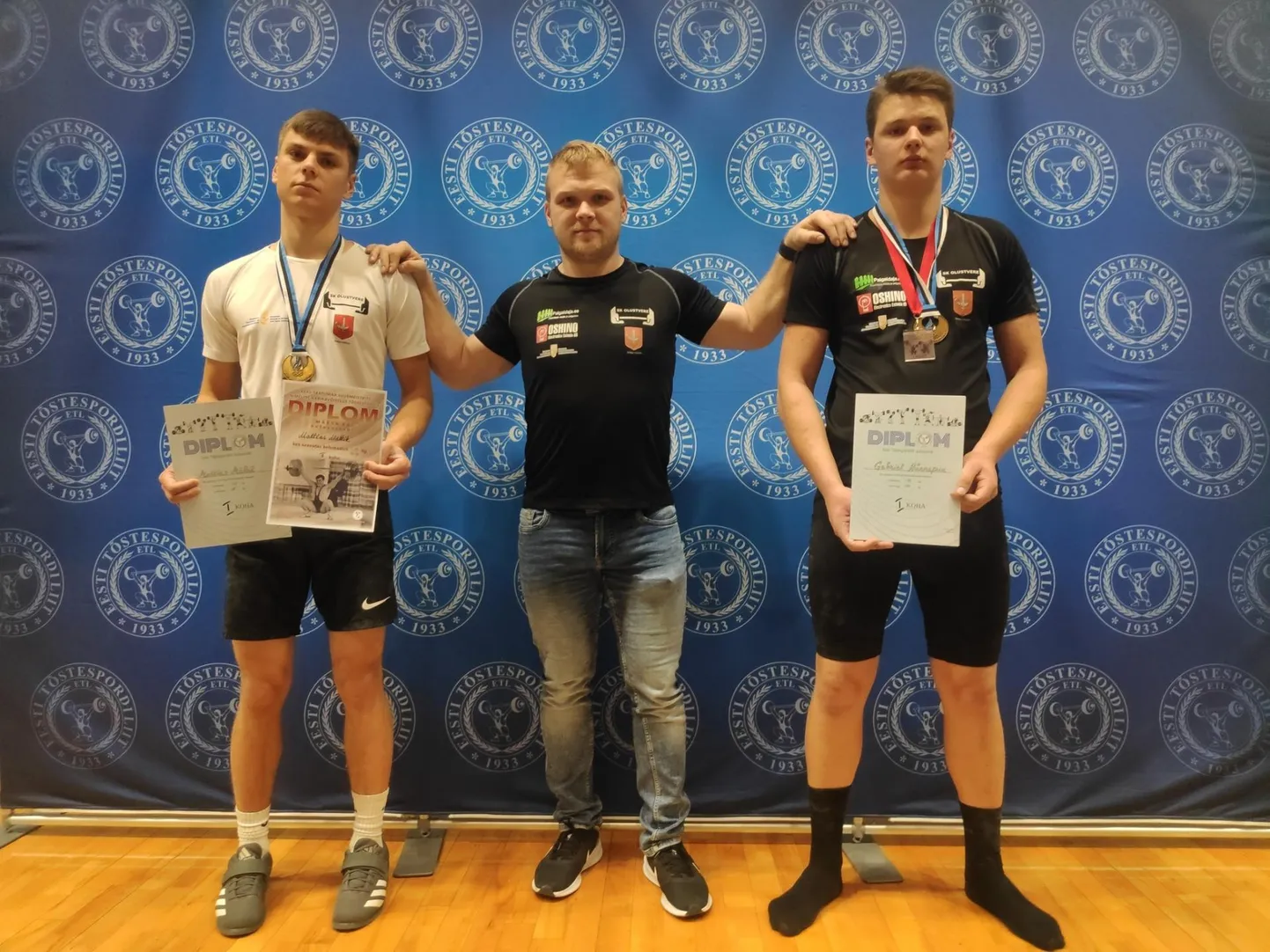 Olustvere spordiklubi tõstmismeistrid Mattias Mättik (vasakul) ja Gabriel Künnapuu (paremal) ning toetav treener Andres Viksi.